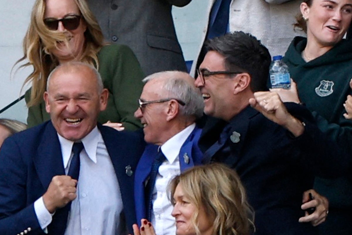 Everton ease past Crystal Palace as Andy Burnham celebrates first game back as Prime Minister